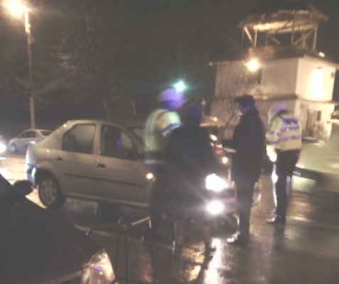 O bătrână care mergea cu ajutorul unui cadru, lovită de o maşină